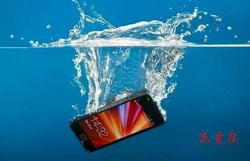 手机进水了怎么办（手机进水最佳处理方法）-1